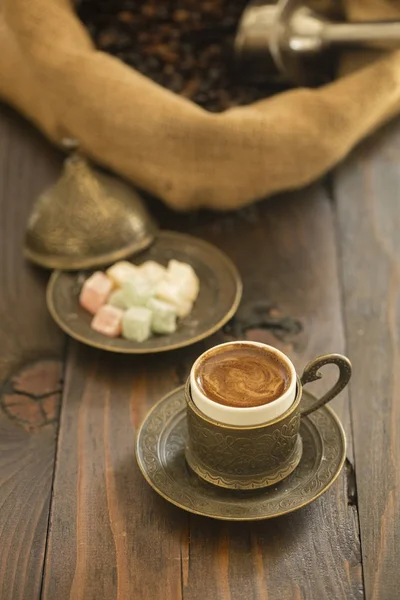 Türkischer Kaffee Und Türkische Köstlichkeiten Auf Hölzernem Boden — Stockfoto