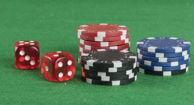 iki kırmızı dices ve yeşil zemin üzerine farklı patates kızartması. kumar ve bahis bağımlılık kavramı