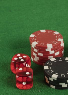 iki kırmızı dices ve yeşil zemin üzerine farklı patates kızartması. kumar ve bahis bağımlılık kavramı