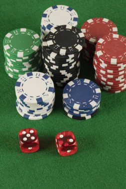 iki kırmızı dices ve yeşil zemin üzerine farklı patates kızartması. kumar ve bahis bağımlılık kavramı