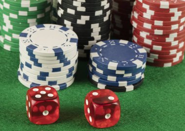 iki kırmızı dices ve yeşil zemin üzerine farklı patates kızartması. kumar ve bahis bağımlılık kavramı