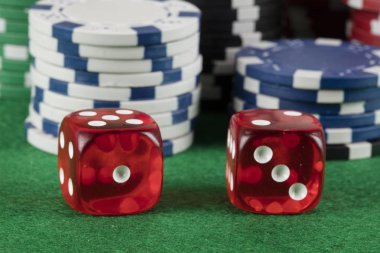 iki kırmızı dices ve yeşil zemin üzerine farklı patates kızartması. kumar ve bahis bağımlılık kavramı