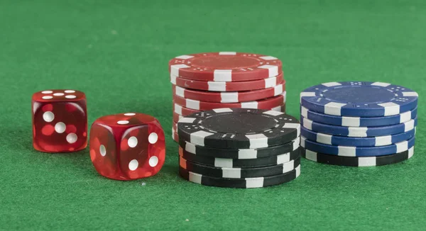 iki kırmızı dices ve yeşil zemin üzerine farklı patates kızartması. kumar ve bahis bağımlılık kavramı