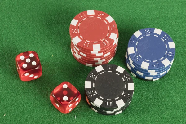 Twee Rode Dobbelstenen Verschillende Chips Groene Achtergrond Spelen Gokken Verslaving — Stockfoto
