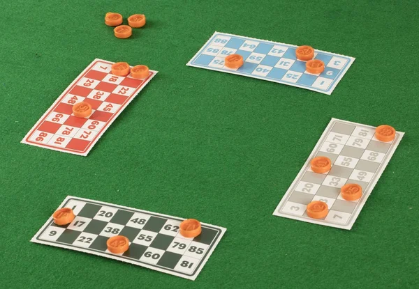 Fichas y cartas de póquer sobre hierba verde — Foto de stock