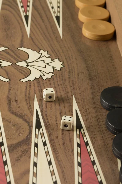 Detail Van Een Backgammon Spel Met Twee Dobbelstenen Close — Stockfoto