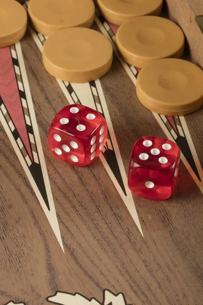 Detail Van Een Backgammon Spel Met Twee Dobbelstenen Close — Stockfoto