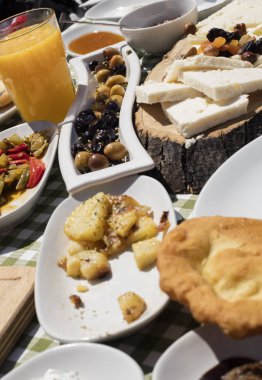 geleneksel Türk kahvaltı domates, peynir, zeytin ile