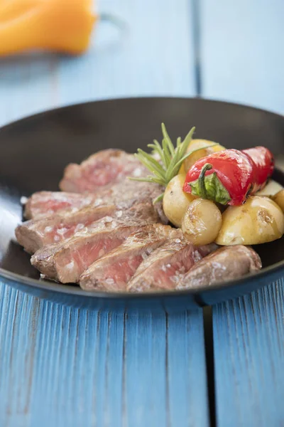 Biefstuk Plaat Met Aardappel Blauwe Achtergrond — Stockfoto