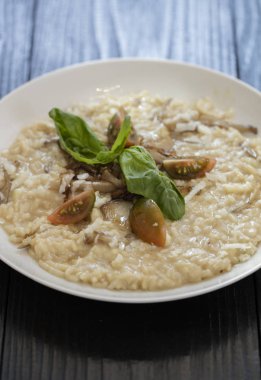 Risotto mantar, taze otlar ve parmesan peyniri ile