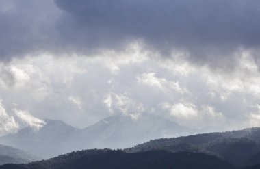 bulutlu gökyüzü yeşil tepelerin ve ağaçlar yukarıda