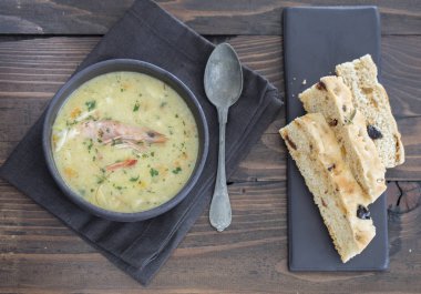 siyah arka plan üzerine balık çorbası