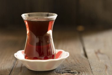 Türk çayı ile otantik cam fincan koyu arka plan üzerinde