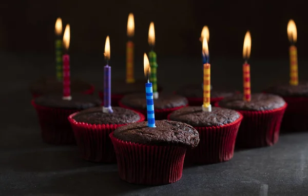 Choklad Födelsedag Cupcake Med Ljus Över Mörka Bakgrund — Stockfoto