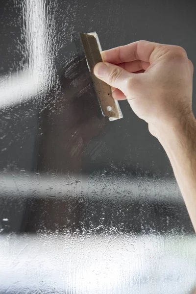 Ein Seifiges Fenster Mit Einem Rakel Der Das Glas Reinigt — Stockfoto