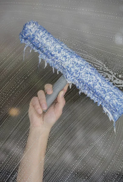 Una Ventana Jabonosa Con Una Escobilla Limpiando Vidrio —  Fotos de Stock