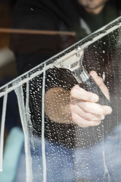 Soapy Fönster Med Gummiskrapa Rengöring Glas — Stockfoto