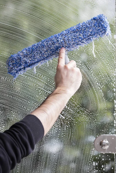 Ein Seifiges Fenster Mit Einem Rakel Der Das Glas Reinigt — Stockfoto
