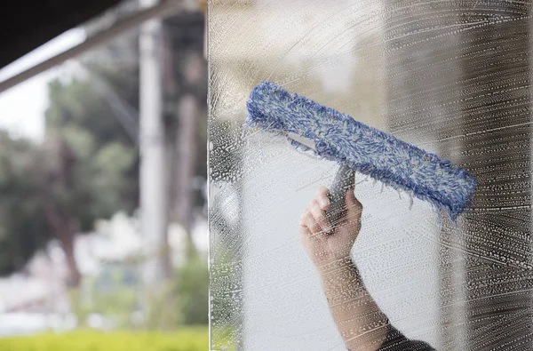 Una Ventana Jabonosa Con Una Escobilla Limpiando Vidrio —  Fotos de Stock