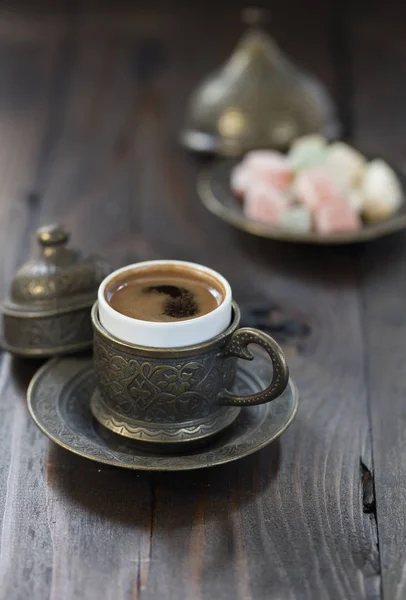 Türkischer Kaffee Und Türkische Köstlichkeiten Auf Hölzernem Boden — Stockfoto