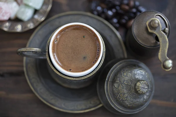 Türkischer Kaffee Und Türkische Köstlichkeiten Auf Hölzernem Boden — Stockfoto