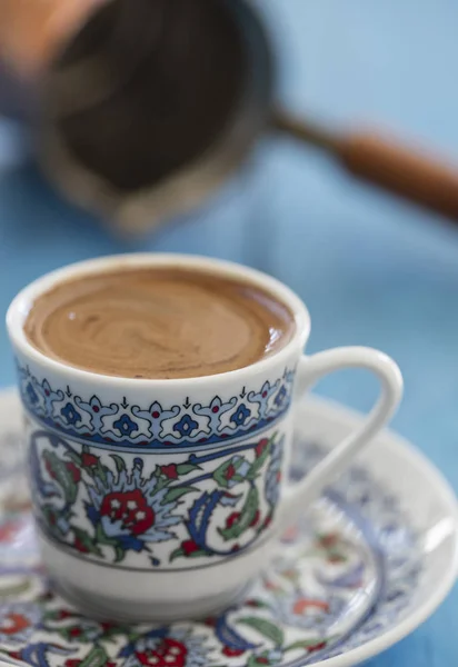 木製のバック グランドの上に伝統的なカップをにて トルコ コーヒー — ストック写真