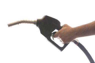 beyaz araba benzin istasyonunda yakıt ile dolu