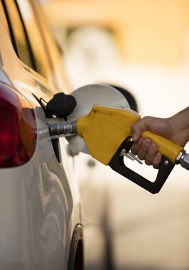 beyaz araba benzin istasyonunda yakıt ile dolu