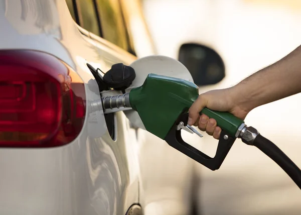 Coche Blanco Gasolinera Lleno Combustible — Foto de Stock