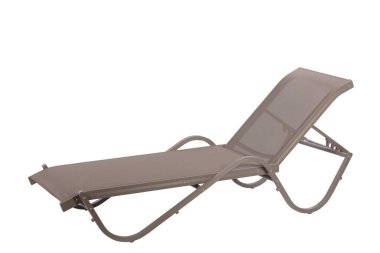 Metal güneş yatağı beyaz arkaplanda izole