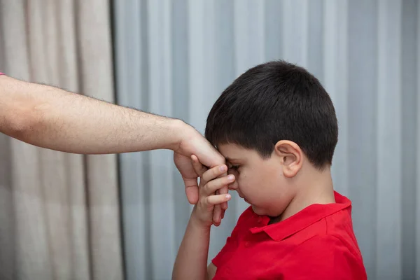 Anak Kecil Mencium Tangan Ayahnya Selama Idul Mubarak Ramazan Turki — Stok Foto