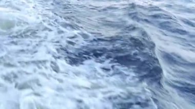 Deniz yüzeyinin görüntüsü ve feribottan gelen dalgalar