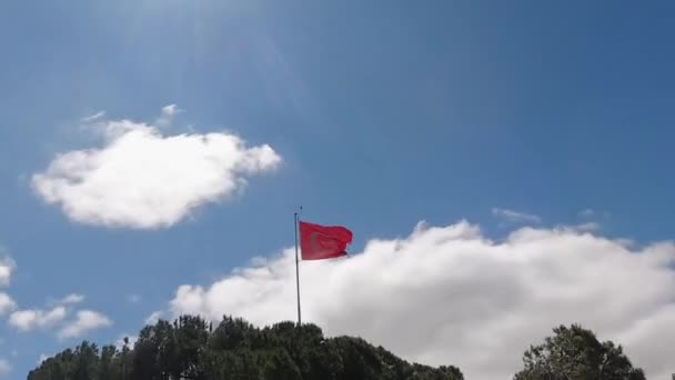Turkisk flagga på toppen av berget. turkisk flagga med moln tiden förfaller — Stockvideo