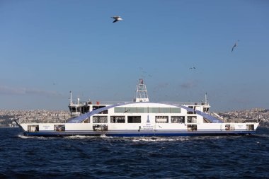 İzmir, Türkiye, 20 Mayıs 2020 - İzmir feribotu İzmir 'deki Bostanli iskelesine gidiyor.