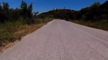 Dağ yolundaki aracın en üst görüntüsünden sürüş görüntüsü 