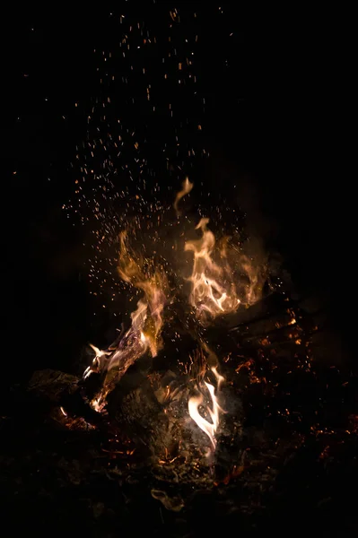 Una foto subexpuesta de poca luz de fuego ardiente . — Foto de Stock