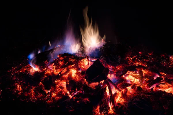 A low light long exposure photo of smouldering coals. — Stock Photo, Image