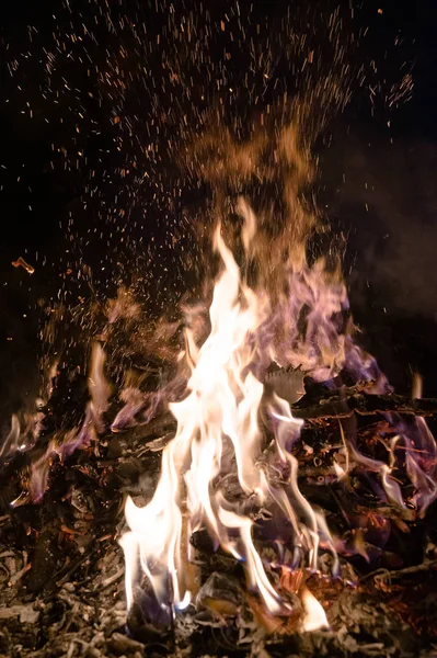 Una foto subexpuesta de poca luz de fuego ardiente . — Foto de Stock
