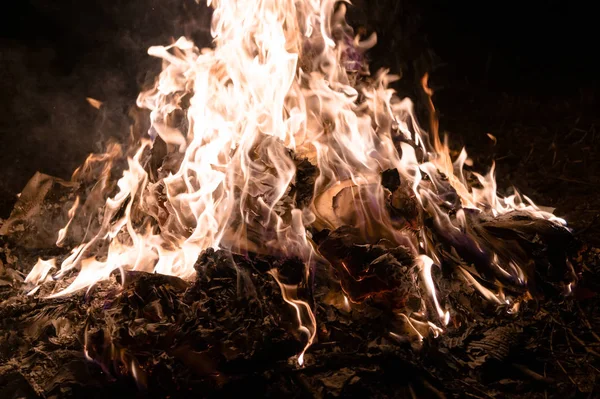 Una foto subexpuesta de poca luz de fuego ardiente . — Foto de Stock