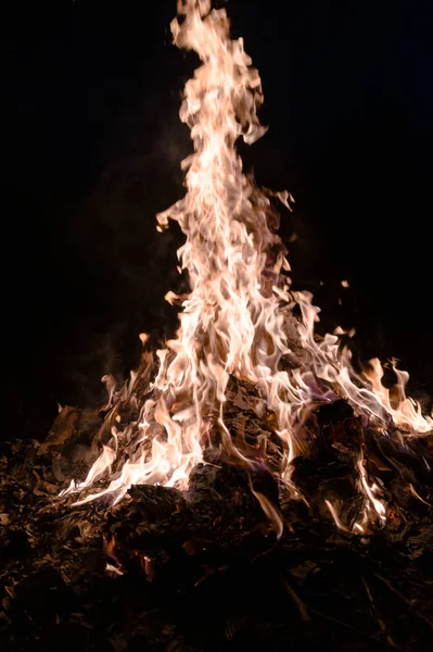 Ein unterbelichtetes Foto von brennendem Feuer. — Stockfoto