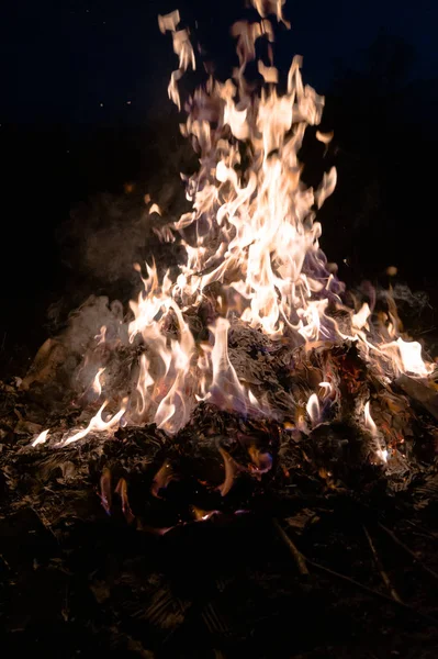 Ein unterbelichtetes Foto von brennendem Feuer. — Stockfoto