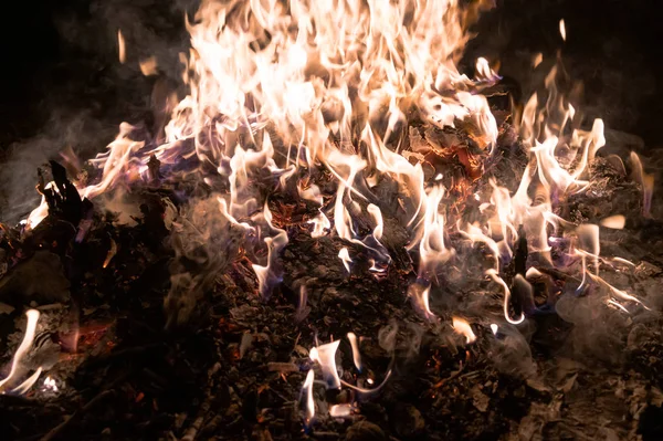 A low light underexposed photo of burning fire. — Stock Photo, Image