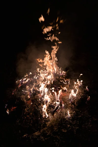 Una foto subexpuesta de poca luz de fuego ardiente . —  Fotos de Stock