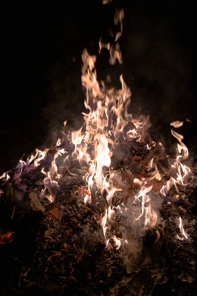 Ein unterbelichtetes Foto von brennendem Feuer. — Stockfoto