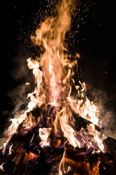 A low light underexposed photo of burning fire. — Stock Photo, Image