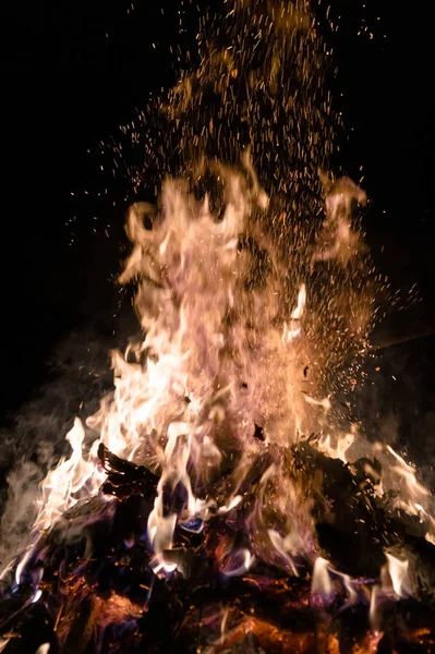 Una foto poco illuminata di fuoco in fiamme . — Foto Stock