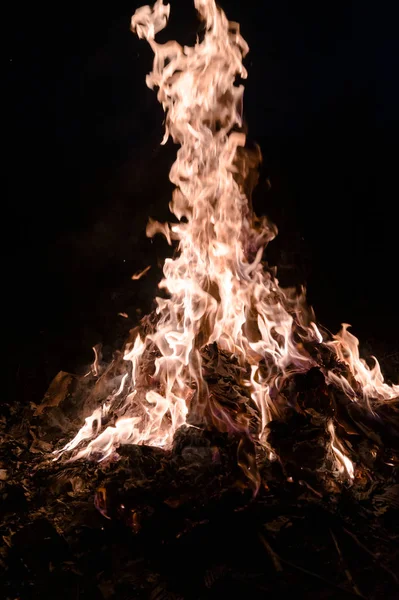 Una foto subexpuesta de poca luz de fuego ardiente . — Foto de Stock