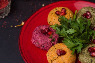 Siyah masada Gürcü yemeği. Phali ve Adjika. 