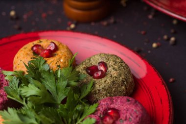 Siyah masada Gürcü yemeği. Phali ve Adjika. 