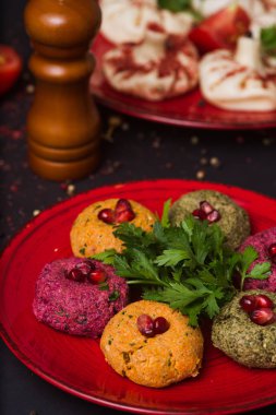 Siyah masada Gürcü yemeği. khinkali, phali ve adjika.